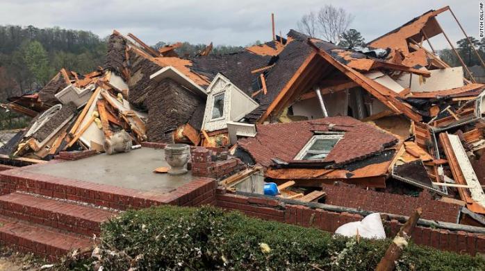 Смертельний торнадо в США забрав життя п'ятьох людей. Фото: CNN