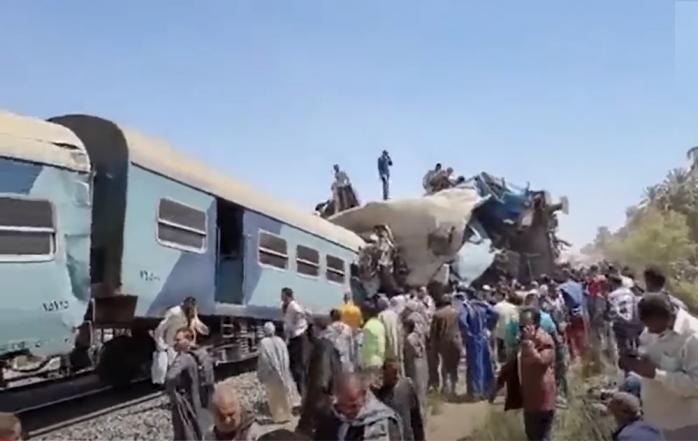 Зіткнення поїздів в Єгипті забрало 32 життя — перші фото та відео з місця події