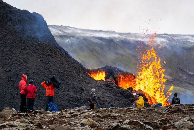 Туристы на вулкане. Фото: The Weather Network