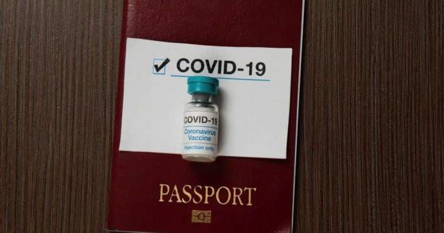 Паспорт вакцинації» подолає індустрію «липових» COVID-довідок. Фото: BBC