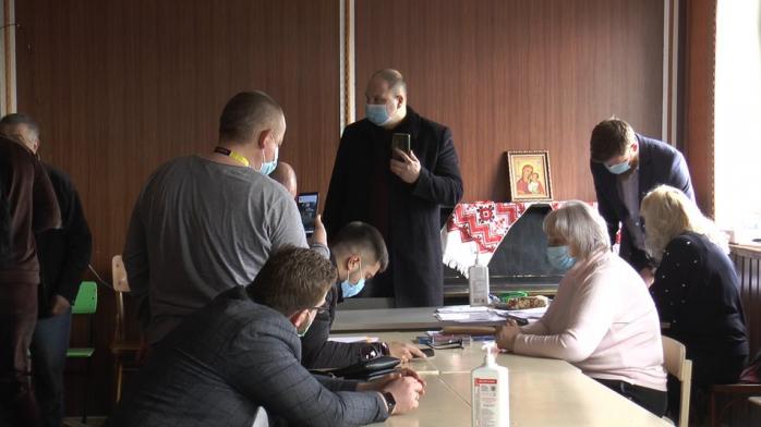 Довыборы на Прикарпатье — "слуги" прислали десант, комиссия не считает голоса