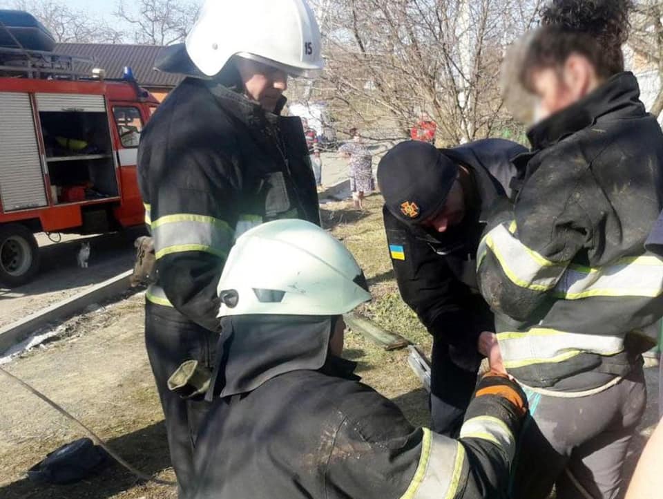 Із 17-метрового колодязя рятувальники дістали матір з дитиною на Хмельниччині, фото — МВС