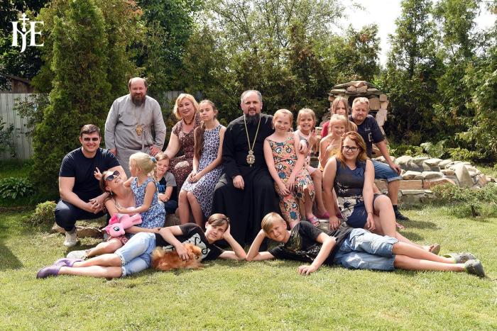 Коронавирус оставил сиротами 13 детей в Киевской области, фото: митрополит Епифаний