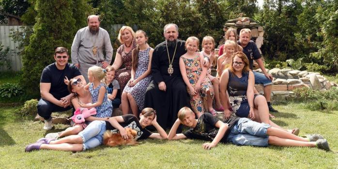 Коронавірус залишив сиротами 13 дітей на Київщині, фото: митрополит Епіфаній