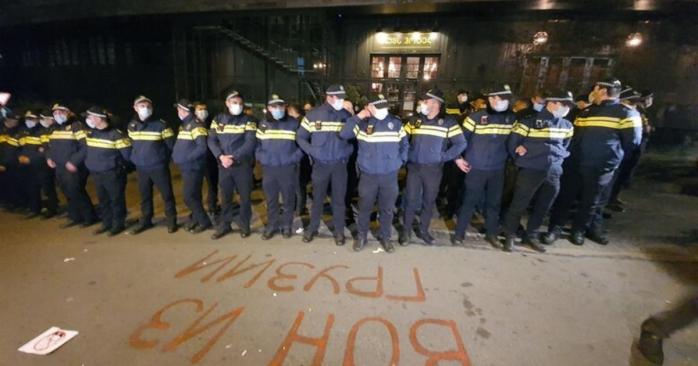 У Тбілісі закидали яйцями готель з Володимиром Познером, фото: report.az