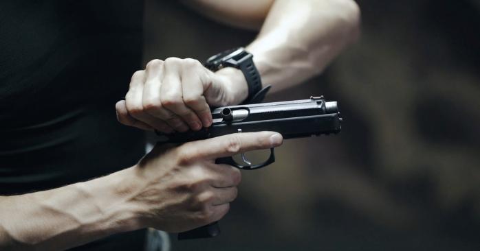 Киянин двічі вистрелив в охоронця через зауваження про відсутність маски. Фото: practical-shooting.ru