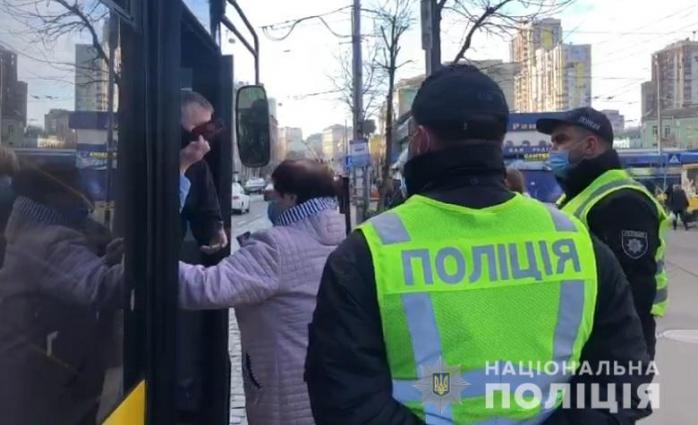 Патрулирование парков и проверка спецпропусков стартовали в Киеве