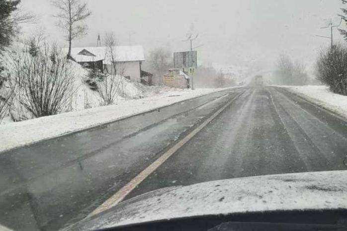 Закарпаття засипало снігом – дорожники назвали перекриті траси. Фото: ФБ