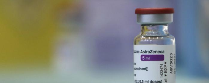 Регулятор ЕС подтвердил возможную связь между COVID-вакциной AstraZeneca и случаями тромбоза