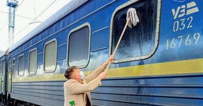 Пасажир з Данії намагався відмити вікно потяга «Укрзалізниці», фото: Йоханес Вамберг Андерсен 