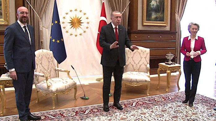 Эрдоган оставил на переговорах главу Еврокомиссии без кресла, скриншот видео