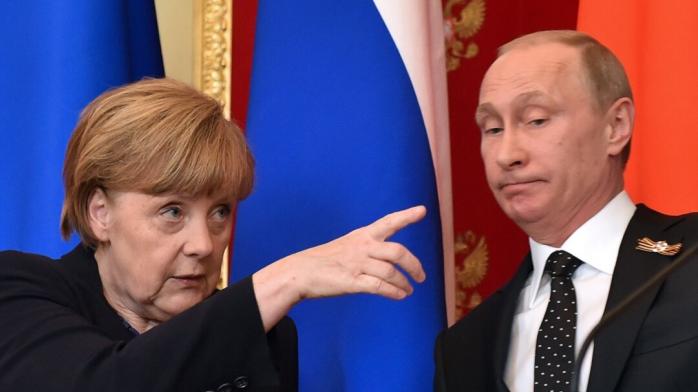 Меркель рекомендовала Путину убрать войска от границы с Украиной