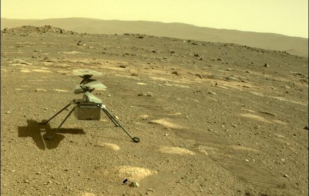 Вертоліт Ingenuity розгорнув свої лопаті на Марсі та готується до польоту. Фото: НАСА