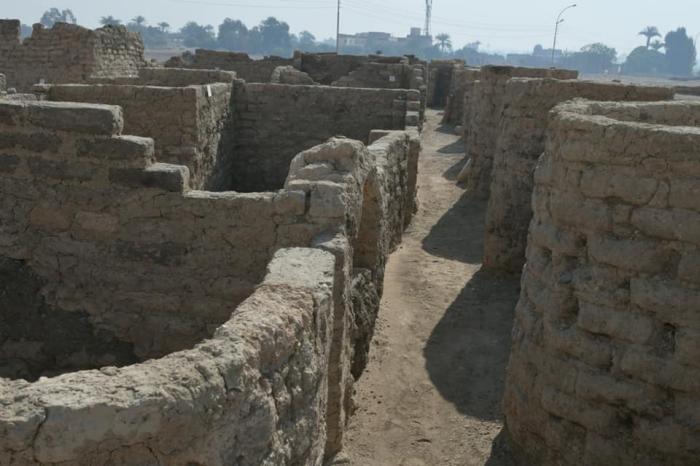 Археологи нашли затерянный «золотой город» в Египте, фото: Зави Хавасс