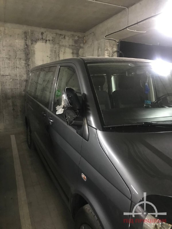В Луцке хулиган разбил авто на парковке и заснул на капоте. Фото: Під прицілом