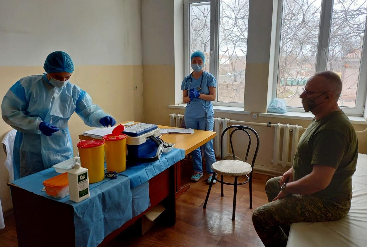 Руслан Хомчак вакцинировался от COVID-19 на Донбассе. Фото: штаб ООС