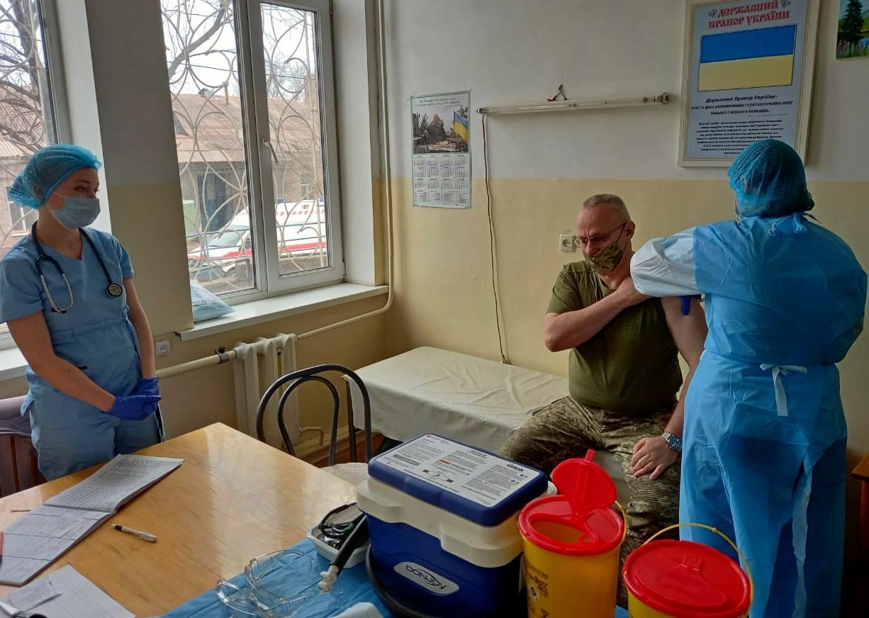 Руслан Хомчак вакцинувався від COVID-19 на Донбасі. Фото: штаб ООС