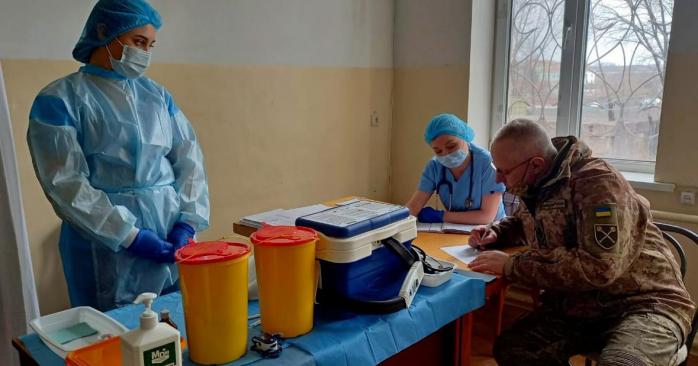 Руслан Хомчак вакцинувався від COVID-19 на Донбасі. Фото: штаб ООС
