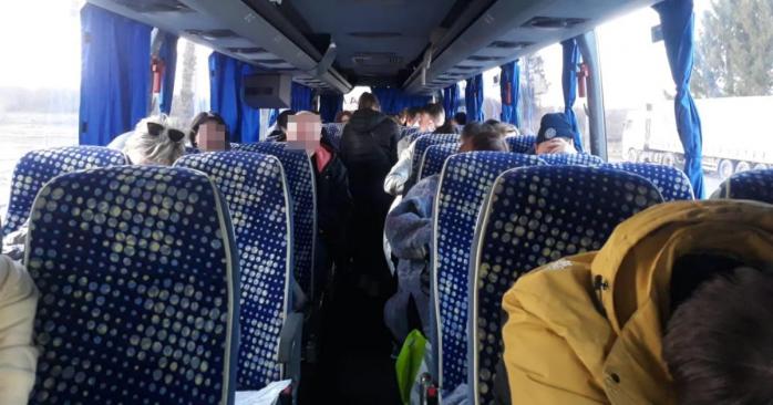 В Украину не пропустили автобус, пассажиры которого имели фейковые справки о ПЦР-тестировании, фото: Госпогранслужба