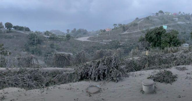 Остров на Карибах накрыло толстым слоем пепла. Фото: Ричард Робертсон в Twitter