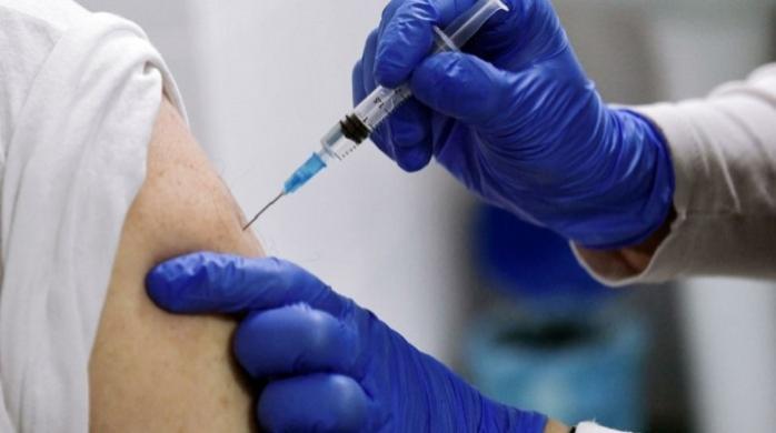 Записать на COVID-вакцинацию могут на работе — объяснение Минздрава
