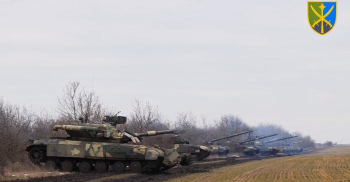 Артилерійські і танкові резерви провели навчання на адмінмежі з Кримом, скріншот відео