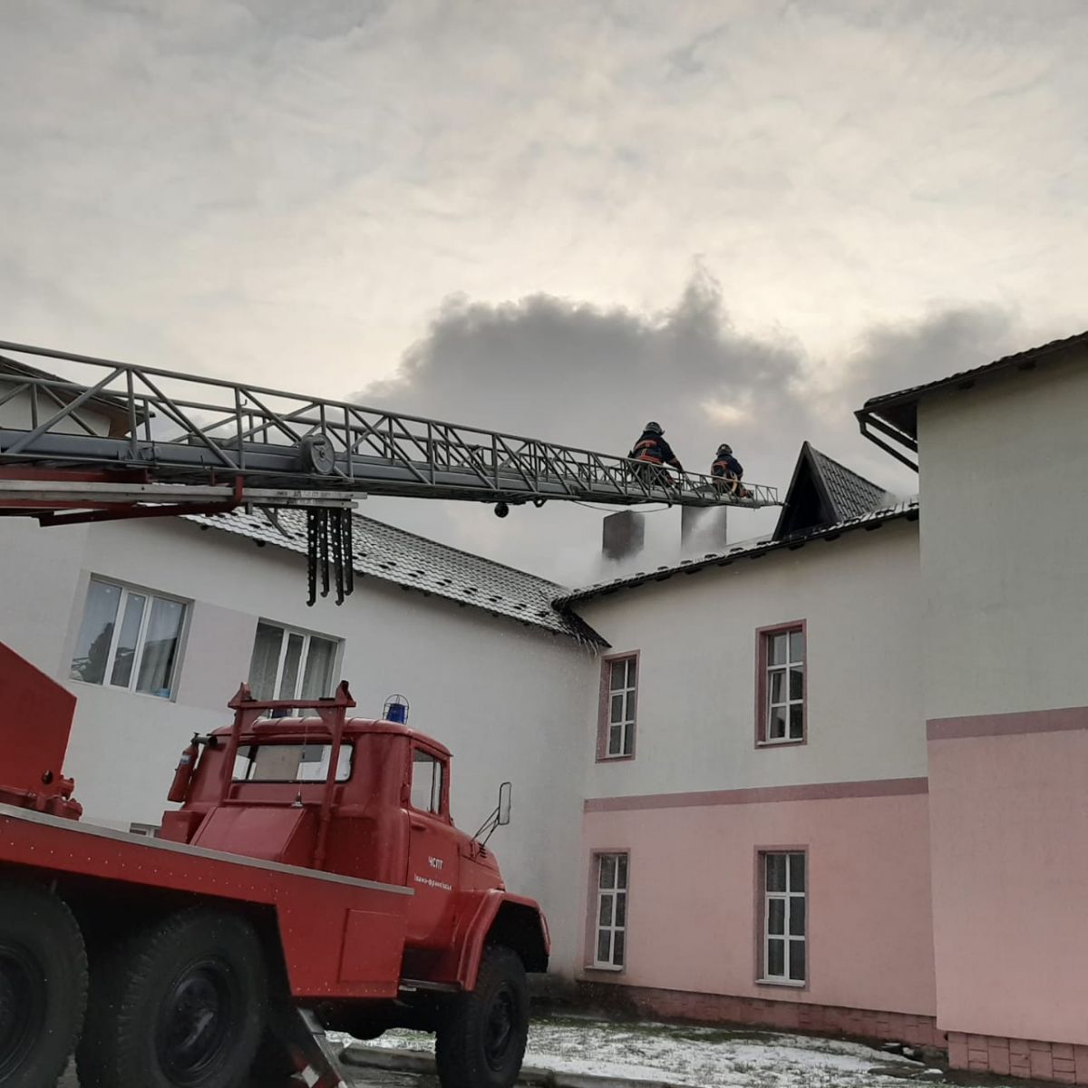 На Прикарпатье загорелась районная COVID-больница, фото — ГСЧС