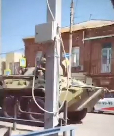 Россия раскрашивает свои танки «полосами вторжения» у границ Украины / Фото: Твиттер