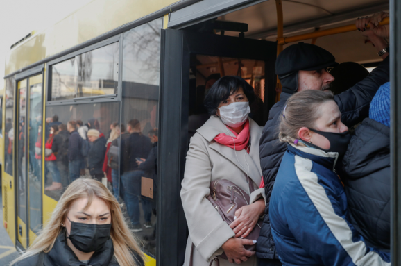 Влада неефективно бореться з коронавірусом, вважають українці – опитування. Фото: Укрінформ