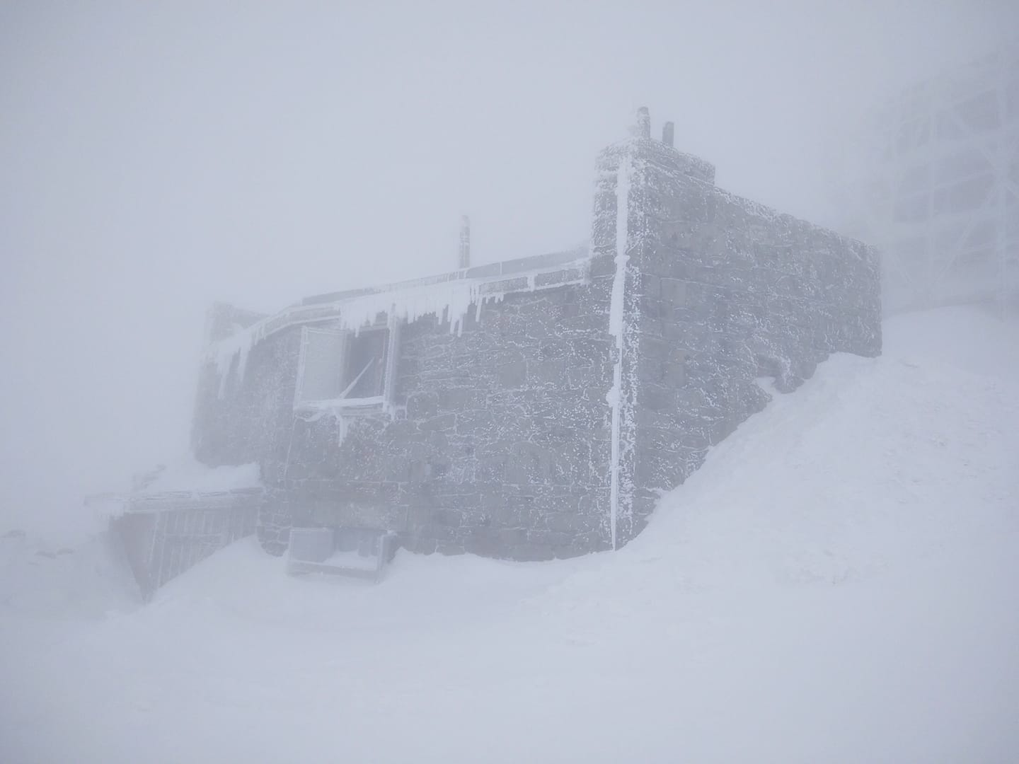 Снег на горе Поп Иван Черногорский. Фото: Facebook