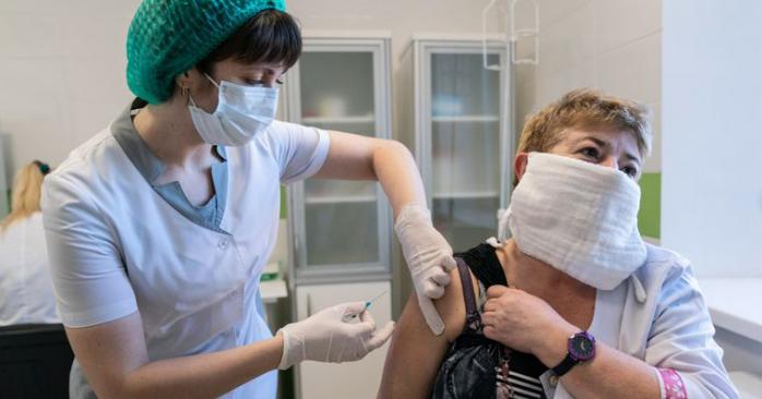 Експериментальну COVID-вакцинацію розпочали в Моршині. Фото: 