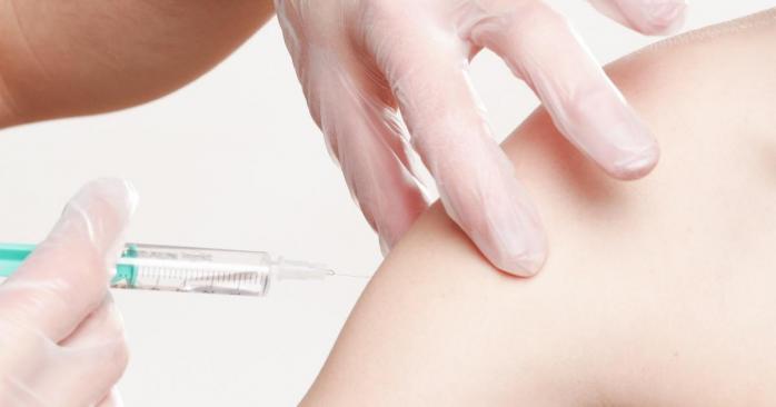 В Украине продолжается вакцинация от коронавируса, фото: