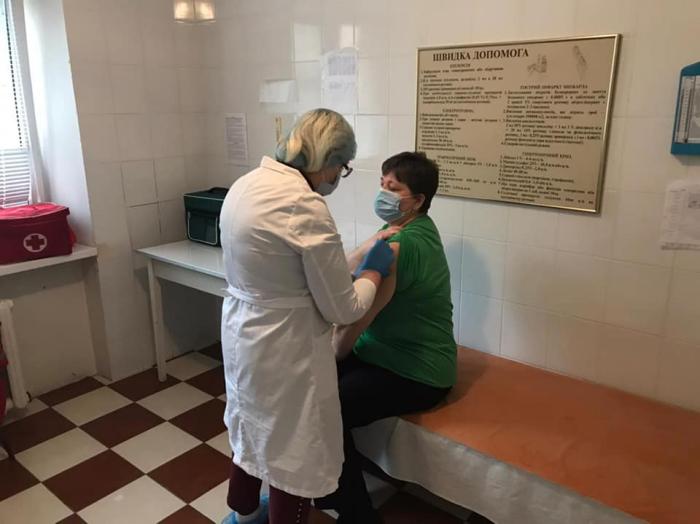 В Украине продолжается вакцинация от коронавируса, фото: КОГА