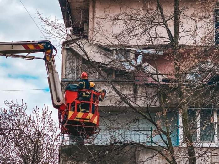 Балкон багатоповерхівки обвалився у Києві. Фото: ДСНС