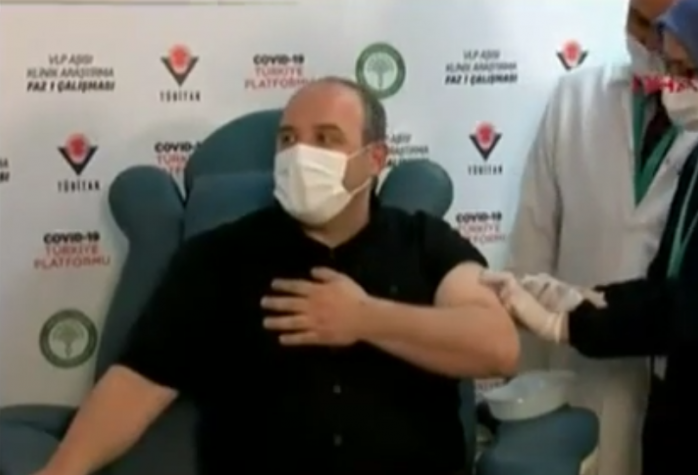 У Туреччині міністр став добровольцем у випробуванні місцевої вакцини проти COVID-19, скрін з відео