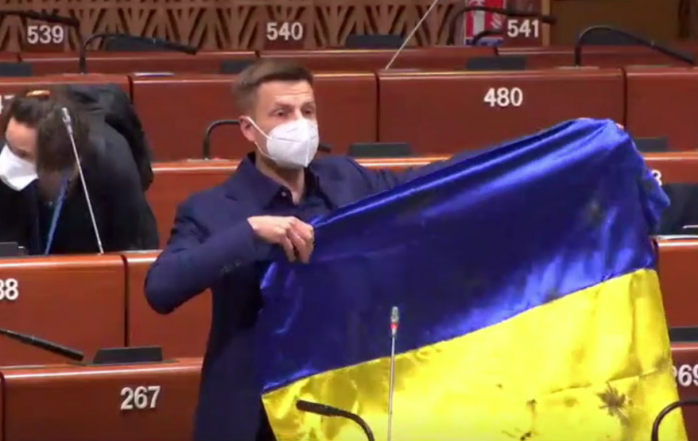 Нардепу Гончаренко пригрозили санкциями за простреленный флаг Украины , скрин с видео