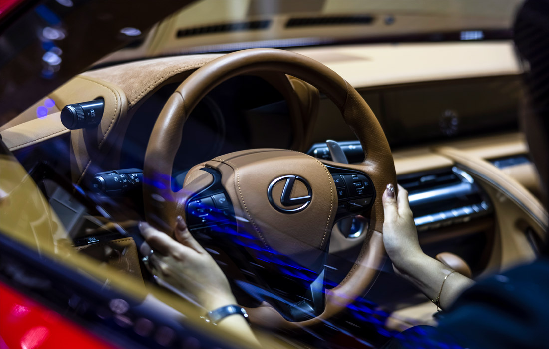 Відвідувачка виставки в салоні Lexus LC 500h, фото — EPA/Vostock-photo