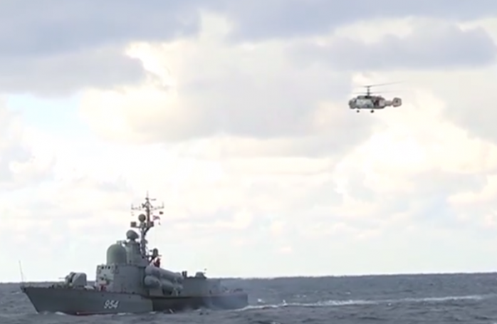 Бойові кораблі Росії вийшли в море в районі Криму – з'явилося відео