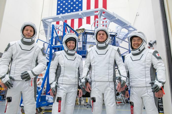 Корабель SpaceX з астронавтами на борту зістикувався з МКС — що вони роблять на орбіті