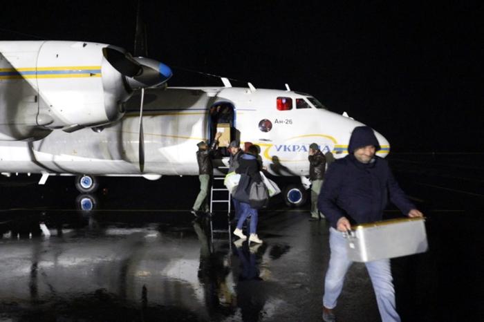 Літаком Ан-26 МВС здійснили перевезення трьом пацієнтам органів від загиблого донора, фото: МВС