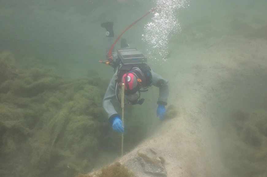 Водолаз с отдела подводных археологических исследований Цюриха на озере Люцерн, фото: swissinfo