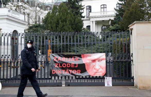 Киев «подберет» высланных из Москвы чешских дипломатов, фото — DW