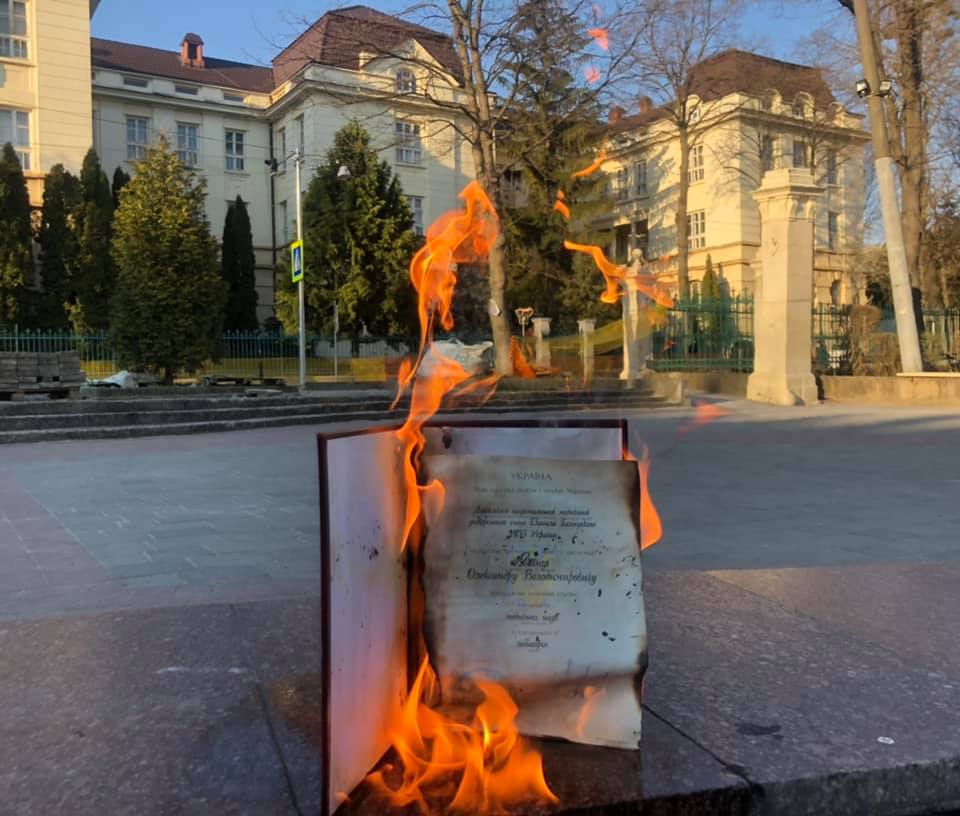 Сожжение диплома. Фото: Facebook