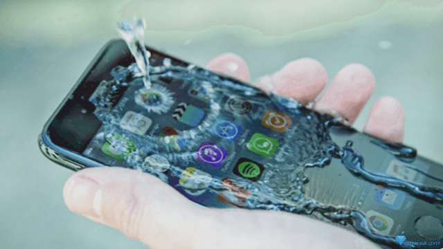Залил телефон водой. Айфон в воде. Залитый телефон. В телефон попала вода. Iphone XS попал в воду.