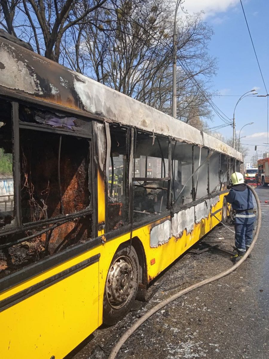 Маршрутный автобус полностью сгорел в Киеве. Фото: ГСЧС