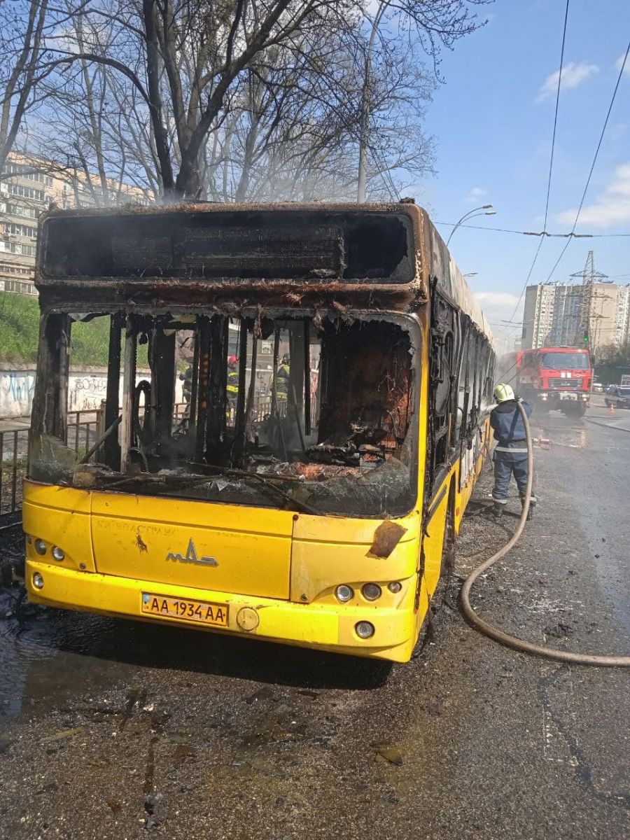 Маршрутний автобус вщент згорів у Києві. Фото: ДСНС