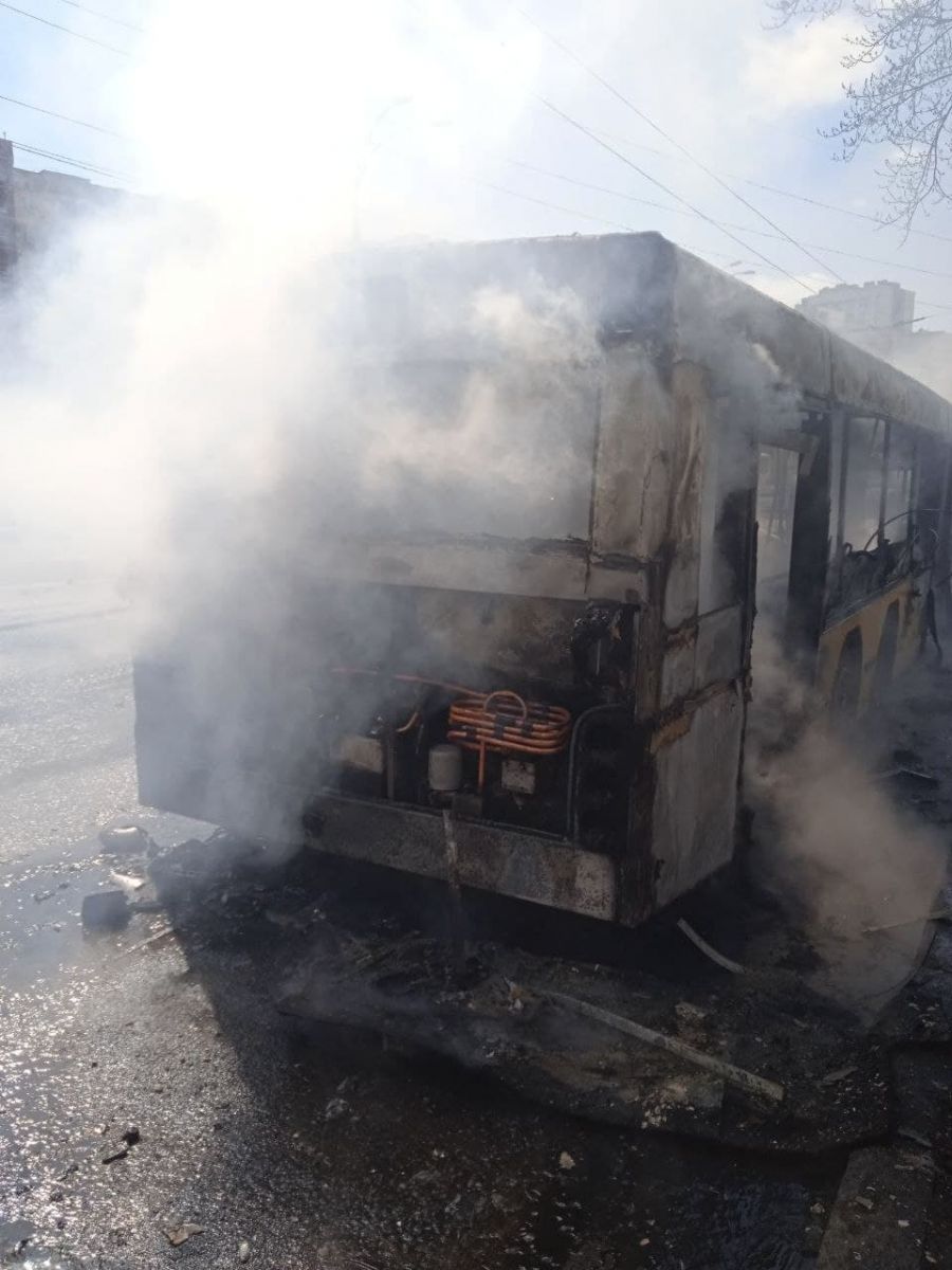 Маршрутний автобус вщент згорів у Києві. Фото: ДСНС