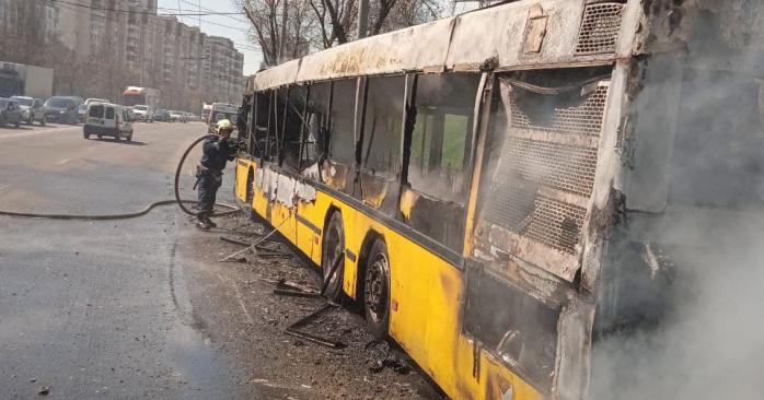 Маршрутный автобус полностью сгорел в Киеве. Фото: ГСЧС