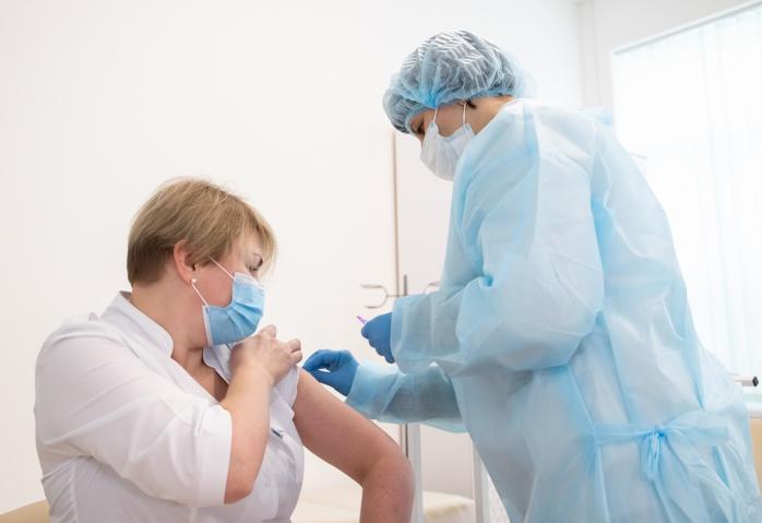 Миллион граждан вакцинировала за день Германия, Украина - 70 тысяч 