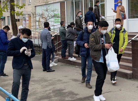 Около 1 тыс. китайцев получили прививки от коронавируса в Одессе. Фото: Радио Свобода